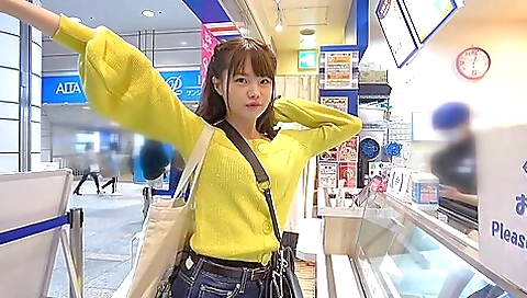 裏筋舐めながら上目遣いでチンポを咥えるスレンダー美少女 裏筋舐めながら上目遣いでチンポを咥えるスレンダー美少女